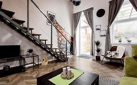 Walk To Nightlife From Elegant And Quiet Apartment